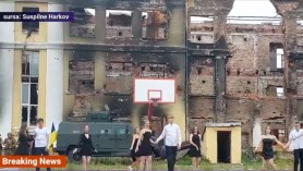 Imagini impresionante în Harkov. Mai mulți absolvenți au dansat valsul de sfârșit de liceu în fața ruinelor școlii bombardate de ruși